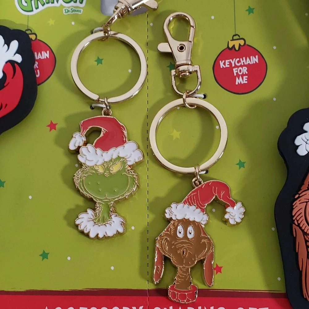The Grinch & Max Christmas Luggage Tags & Metal Keychains Accessory Sharing Set